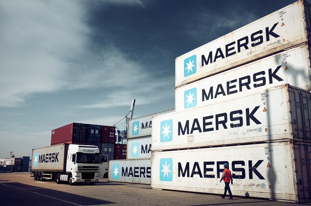 Contêineres Maersk empilhados