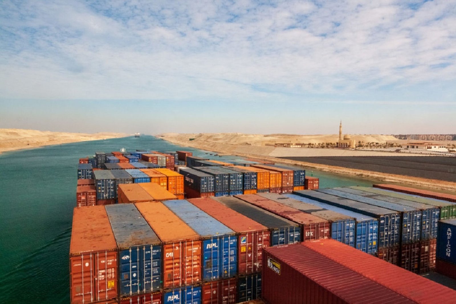 Contêineres empilhados em cima de um navio de carga navegando no Canal de Suez, Mar Vermelho, no Egito